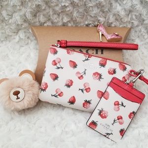 🆕️Coach Berry Print Wristlet and Badge Set ~ RARE